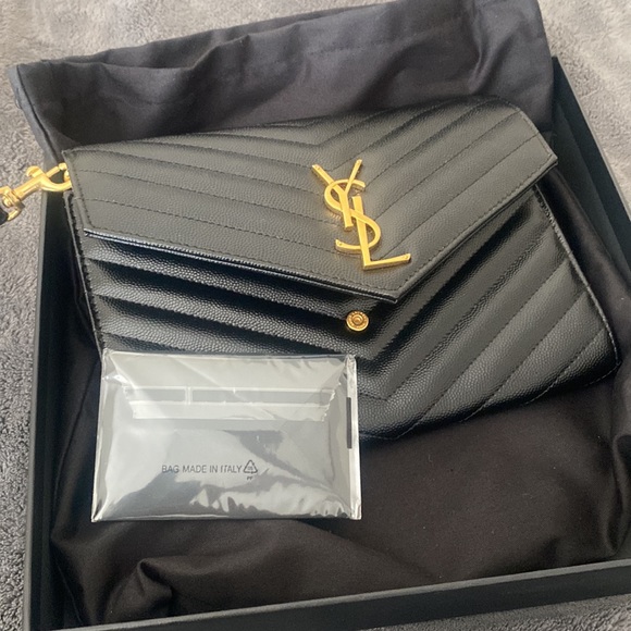 AUTHENTIC MONOGRAM CLUTCH IN QUILTED GRAIN DE POUDRE EMBOSSED LEATHER - Picture 9 of 10